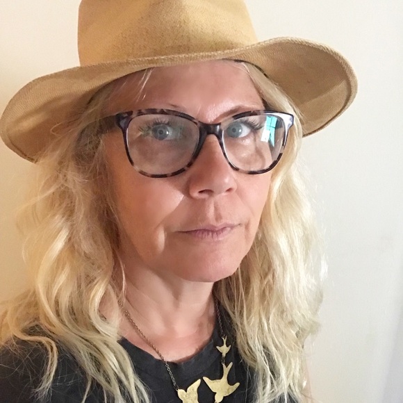 Meet your Posher, Dawn - Picture 3 of 8